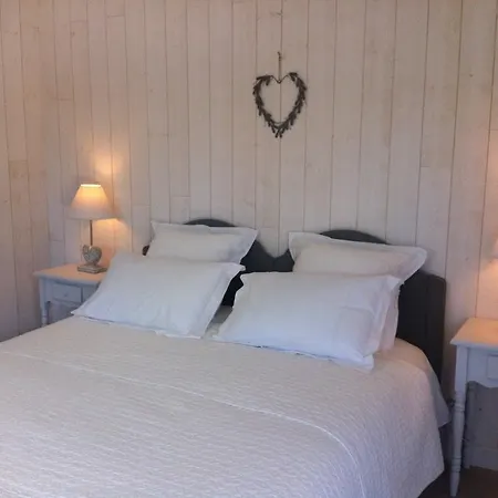 Chambres D'hotes Le Mont D'anon Bed & Breakfast 3*